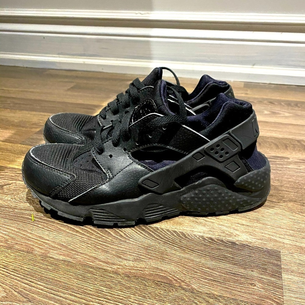 Nike hurrache black womens 6.5 Y fits women